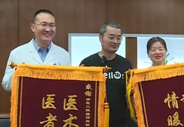 “燒傷媽媽”丈夫回到家忍不住落淚