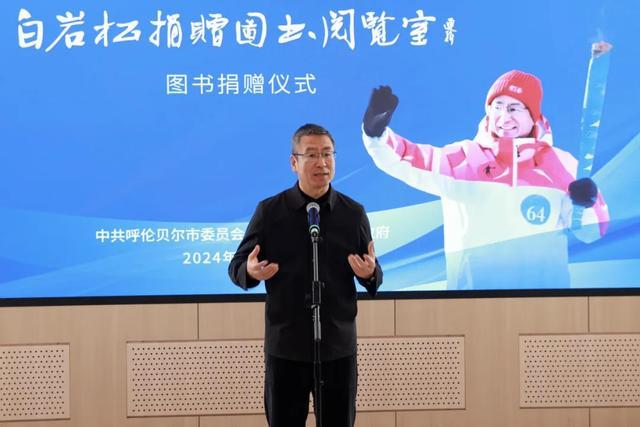 白巖松回家鄉(xiāng)捐贈一批珍貴藏品 白巖松回家鄉(xiāng)捐贈一批珍貴藏品