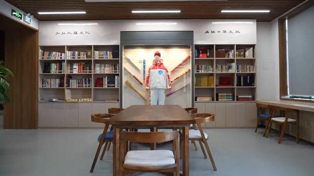 白巖松回家鄉(xiāng)捐贈一批珍貴藏品 白巖松回家鄉(xiāng)捐贈一批珍貴藏品 傳遞知識與火炬