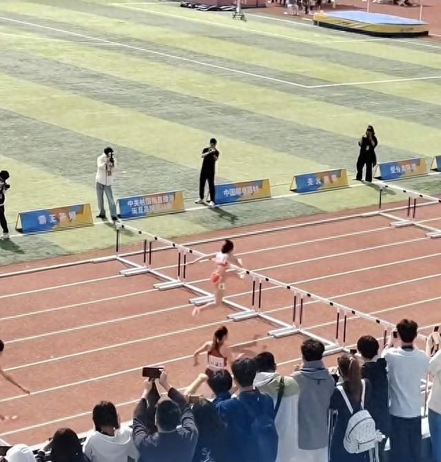 吳艷妮打破首都高校女子100欄紀錄