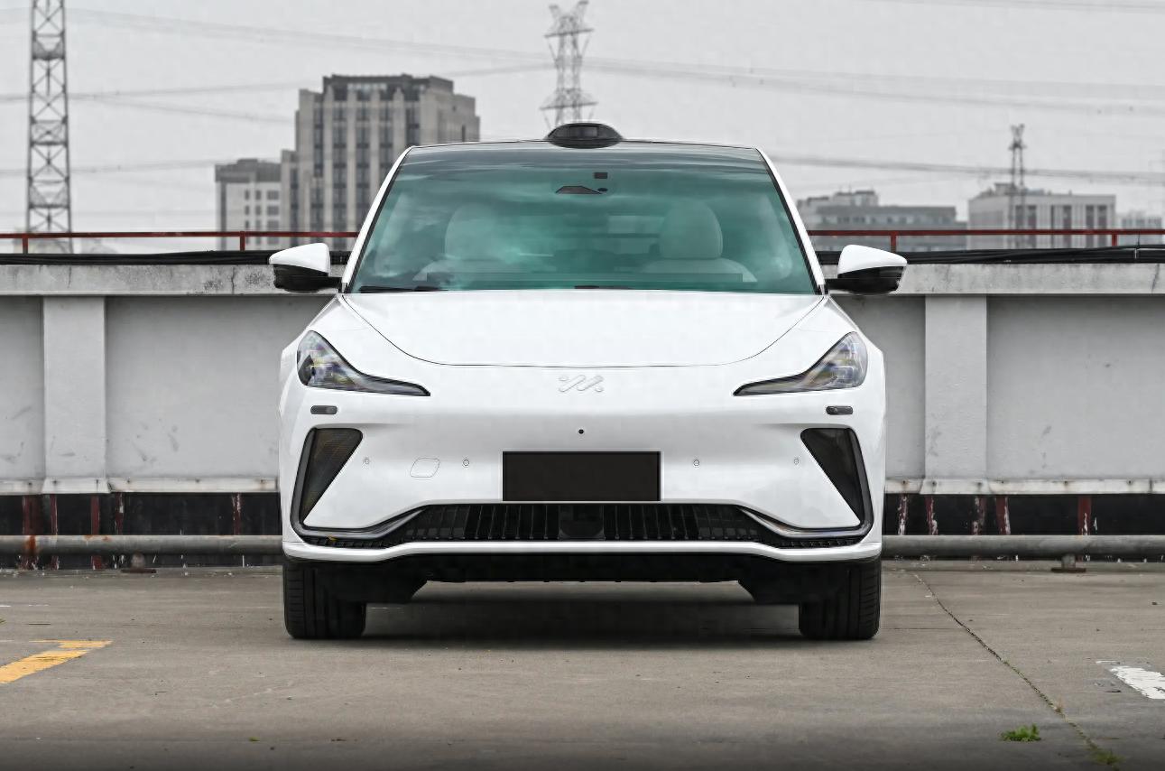售價33.99萬元,2025款智己LS7煥新版上市,787馬力,電磁懸掛