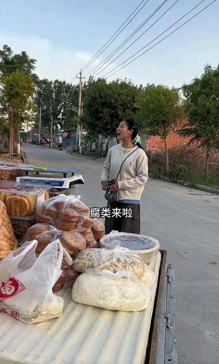 短暫的婚姻,改變了李福貴的人生,泥濘土地里最終開出了向陽的花